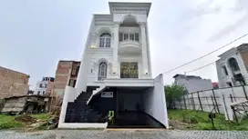RUMAH CANTIK DESIGN MEWAH BEBAS BANJIR DI JAGAKARSA