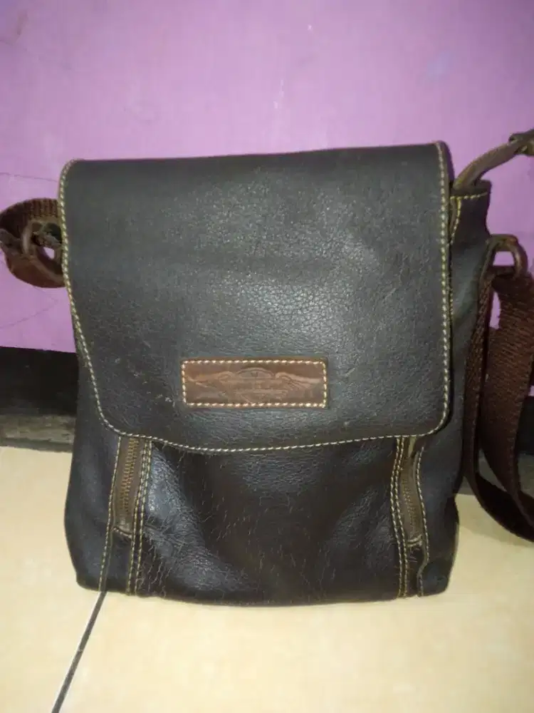 Tas selempang kulit
