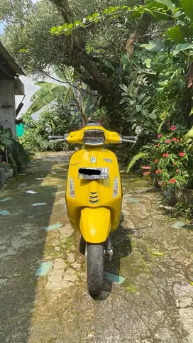 Vespa sprint iget abs 2022 kuning