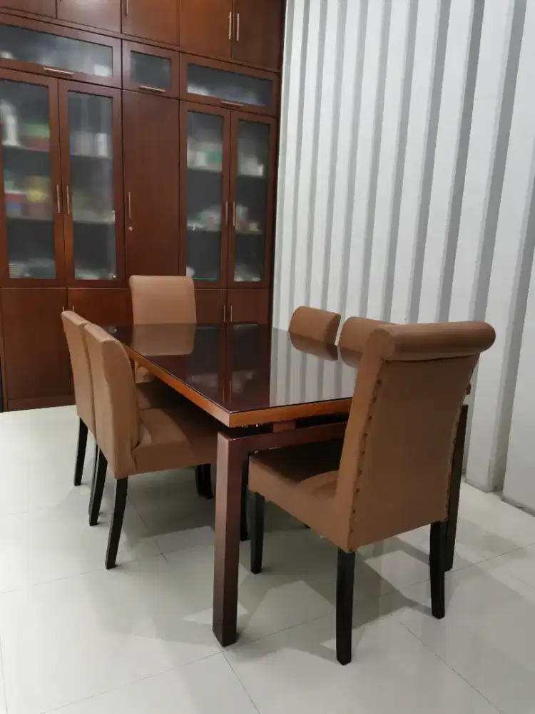 Meja makan dengan 6 kursi