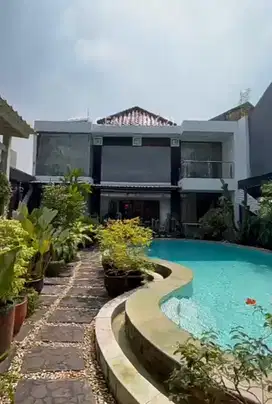 Rumah Mewah Dengan Kolam Renang Di Duren Sawit S8958