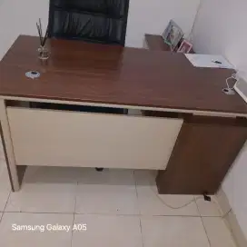 Dijual 2 set meja dan kursi kantor merk informa