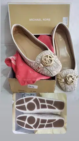 Di jual sepatu wanita