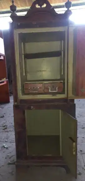 Brankas antik kuno. Kondisi masih original. Kunci2 lengkap.
