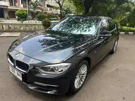 dijual BMW 320i F30 2012,luxury,hitam metalik,KM antik,service record