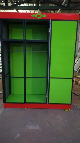 Lemari dan pintu besi