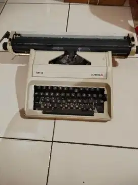 Mesin tik manual merk Olympia