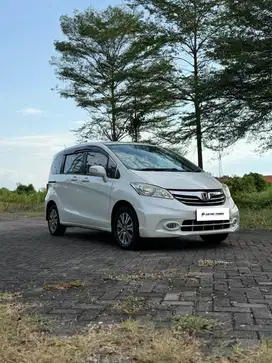 HONDA FREED PSD 2014 / 2013 Putih Matic Bagus Murah Kredit Surabaya