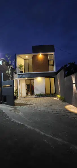 RUMAH 2 LANTAI, SIAP HUNI, 11 MENIT KE KAMPUS UII JOGJA