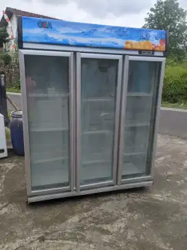 Showcase gea 3 pintu
