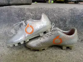 Spatu sepak bola