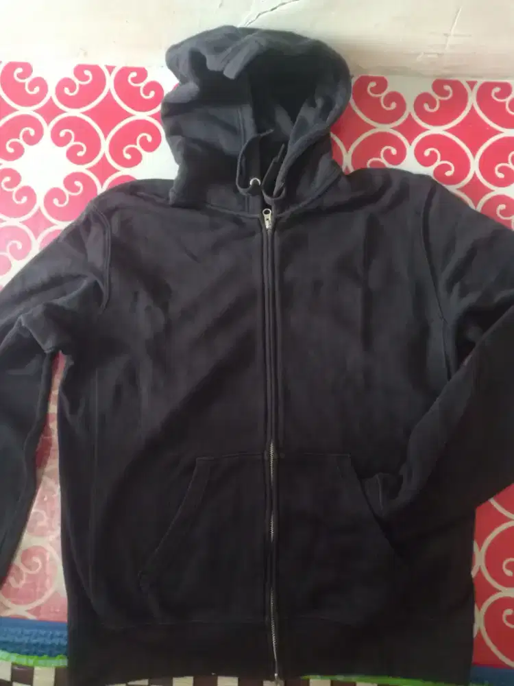 Jaket atau hodie hitam