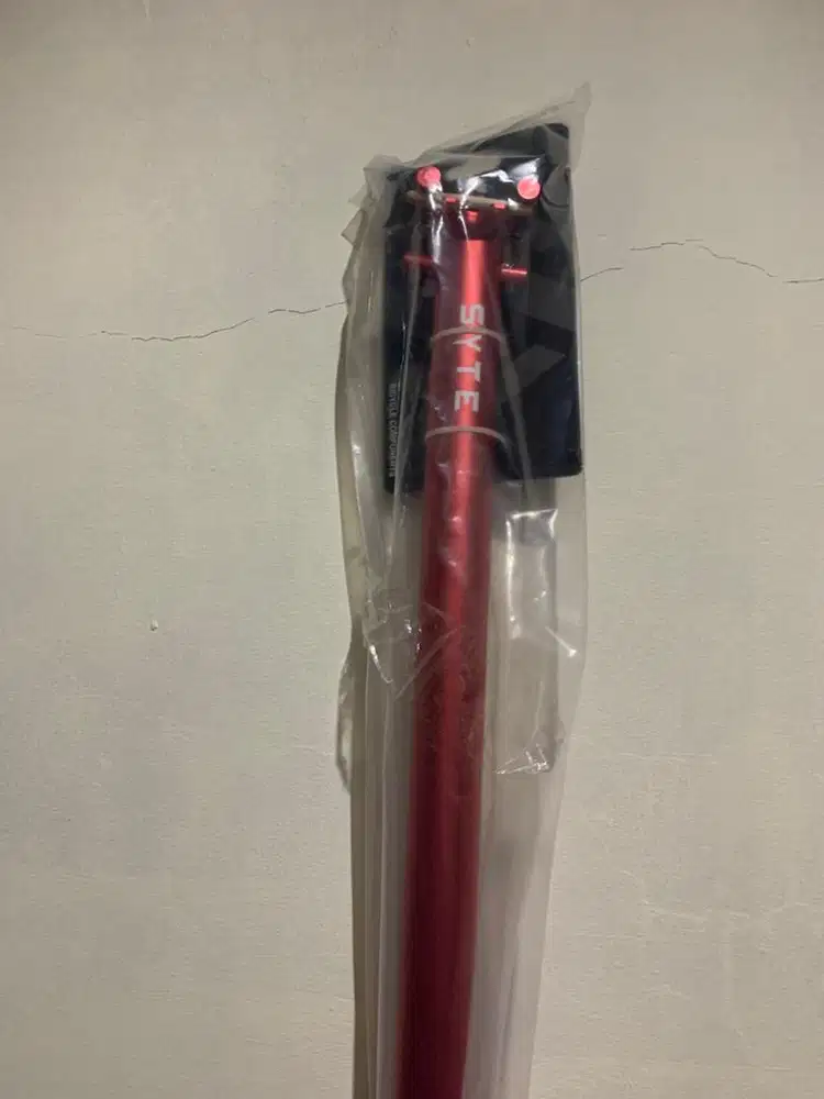 Seatpost alloy syte ukuran 33.9 x 580 mm warna merah doff