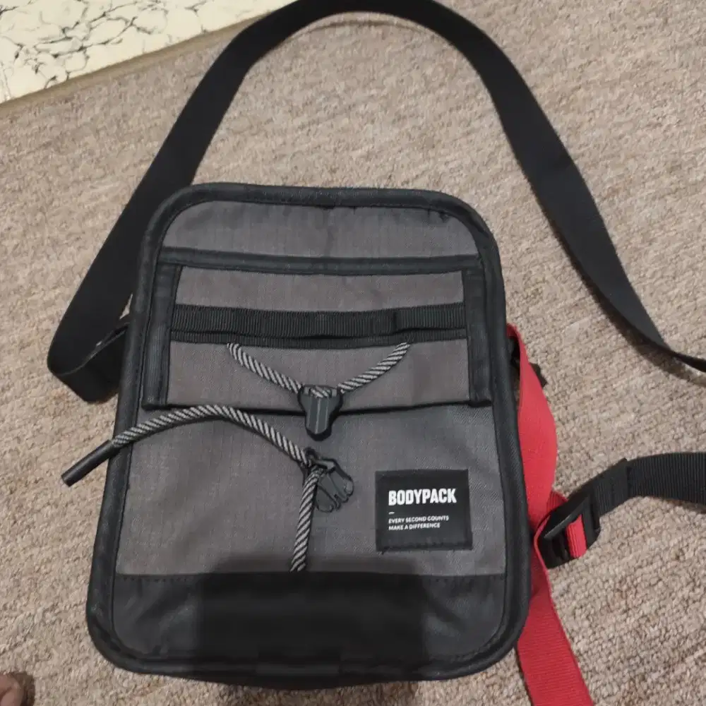 Tas Bodypack Hitam