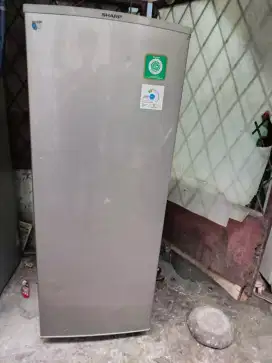 Freezer 8 Rak merk Sharp Normal