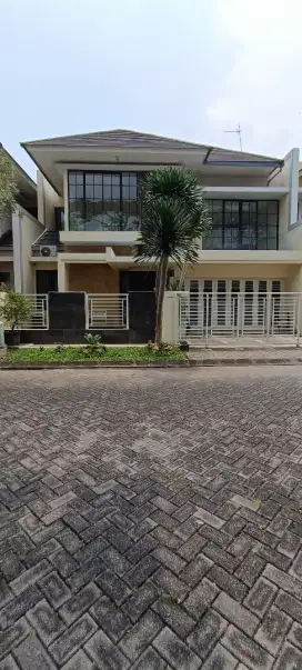 Dijual rumah 2 lantai dgn split level, desain minimalis