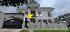 Rumah mewah Puspita Loka BSD City, ada kolam renang