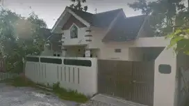 Rumah di perum wolter monginsidi