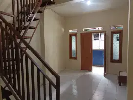 Dikontrakkan Rumah Strategis, dekat lenteng St Tj Barat