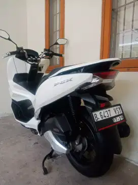 LOW KM! NEW PCX CBS ISS KEYLESS PEARL WHITE PAJAK PANJANG KAYA BARU!!