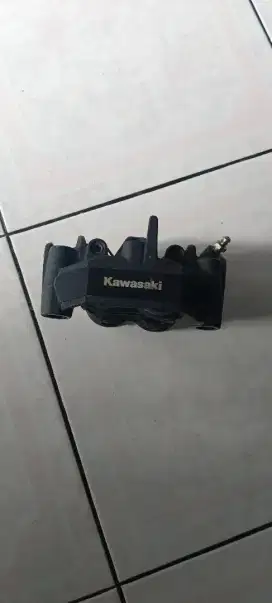 Kaliper kawasaki ZX25R kanan
