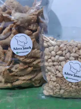 Pastel abon kering serta kacang bawang manis