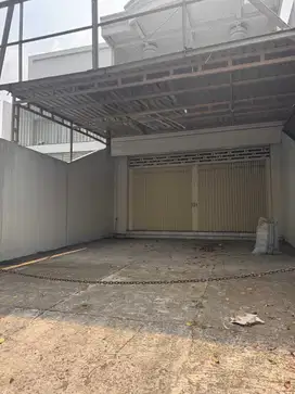 DISEWAKAN RUKO BARU RAYA LAKARSANTRI 3LANTAI