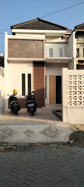 Rumah cantik Plafon tinggi Rungkut DP nol