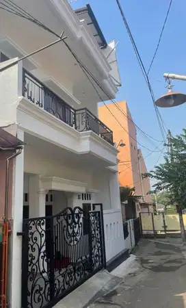 Disewakan rumah 3 lantai di bintara 17 bekasi