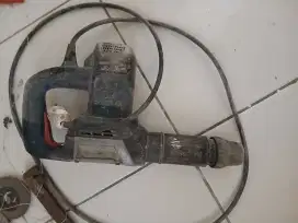Alat kerja : Bor , jack hammer , gerinda , sepatu safety