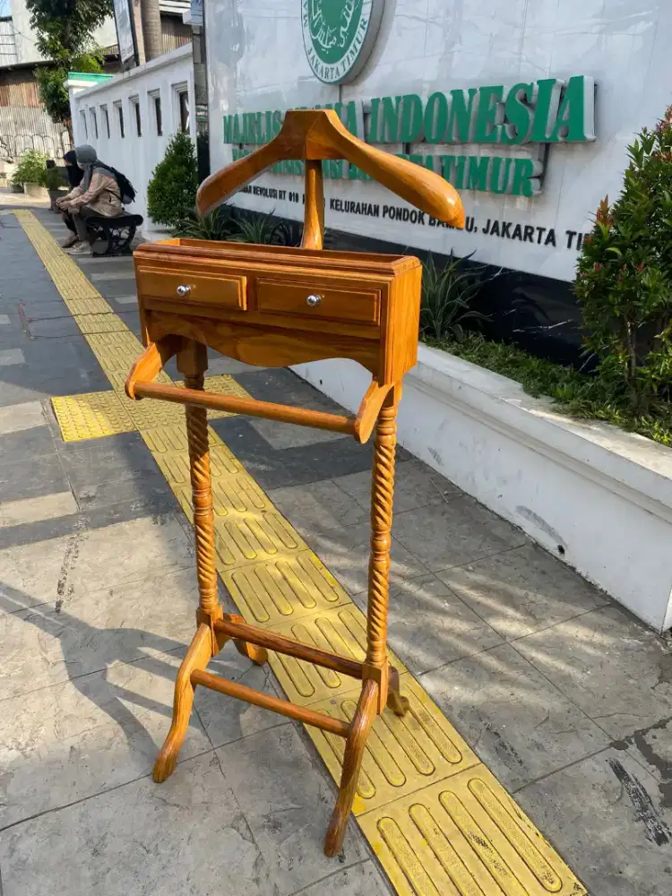 Gantungan jas kayu jati