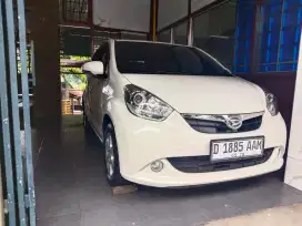 Bismillah numpang mobil Sirion no. D. Putih.