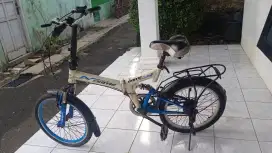 Dijual aja sepeda lipat 2 buah 500 ribu, 1 buah 300 ribu.