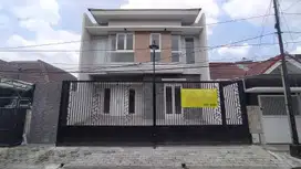 Rumah baru dan bagus di Sutorejo Surabaya, lebar 9 mtr