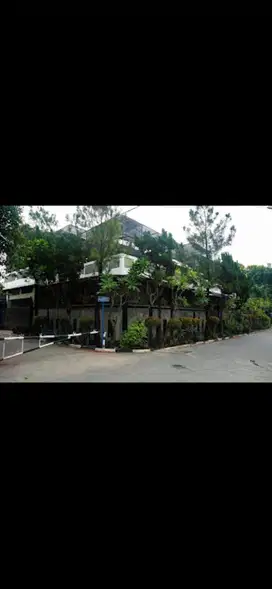 Rumah Hook di Pekayon Dengan Kolam Renang