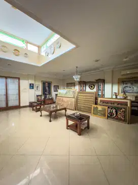 Dijual Rumah Luas dan Besar Gaya Klasik di Benda Kemang