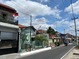 Rumah Strategis Luas Tepi Jln Dekat Swiss Bellin Hotel Solo