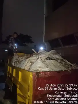 Jasa buang puing dan buang tanah galian