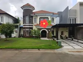 jual rumah nyaman di Sentul City.ada kolam renang.