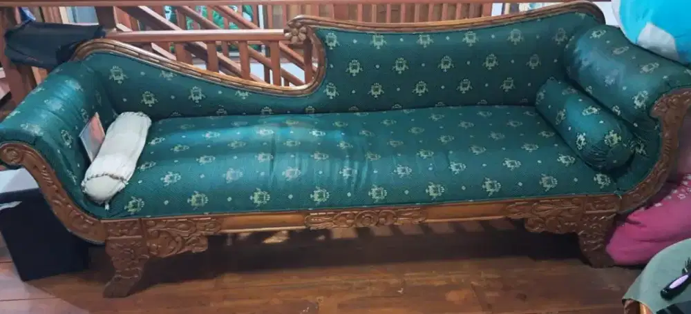 Long sofa ukiran Jepara tidak ada sobek, mulus