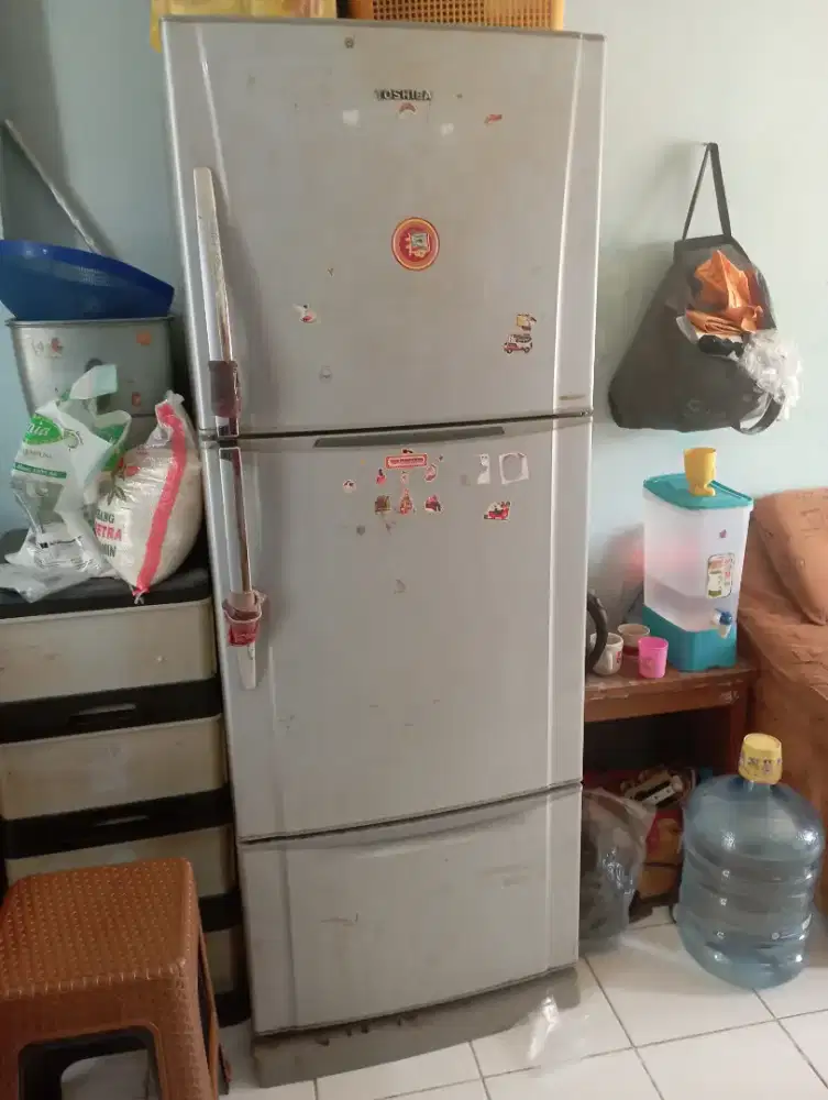 Kulkas toshiba 2 pintu