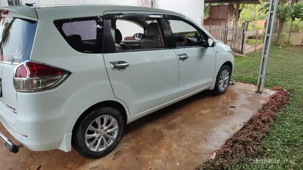 Mobil kelaurga Ertiga GX Joss