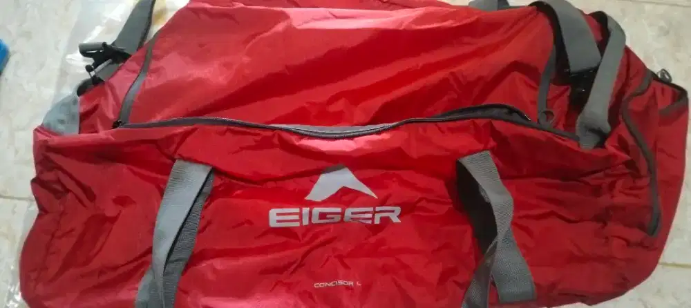 Tas eiger warna merah
