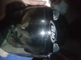 Helm GM mulus seperti baru