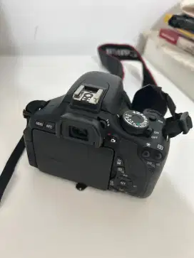 Camera DSLR Canon 600D + Lensa Fix