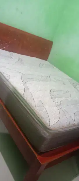 Di jual cepat satu set spring Bed.