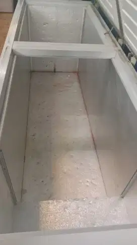 Frezeer besar 2 pintu