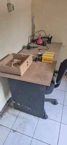 Peralatan kursi + meja alat kantor
