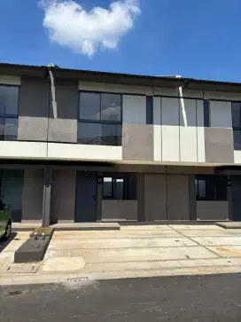 PARK SERPONG, Disewakan rumah 2 lantai kosong masih baru