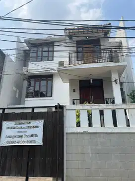 Disewakan Rumah Bagus 3 Lantai Bisa Segera Huni di Senopati Kebayoran